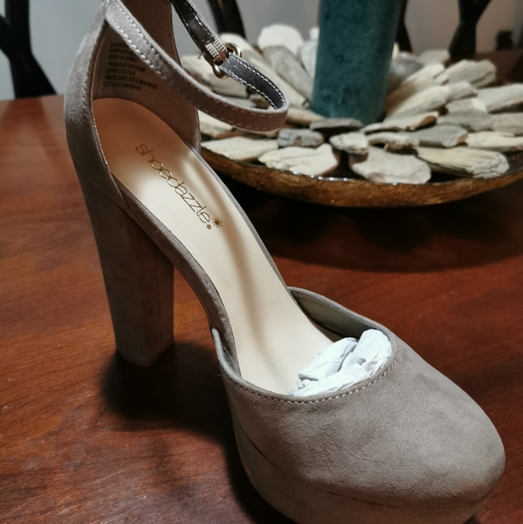 Round Toe Pump - Picture 2 of 5